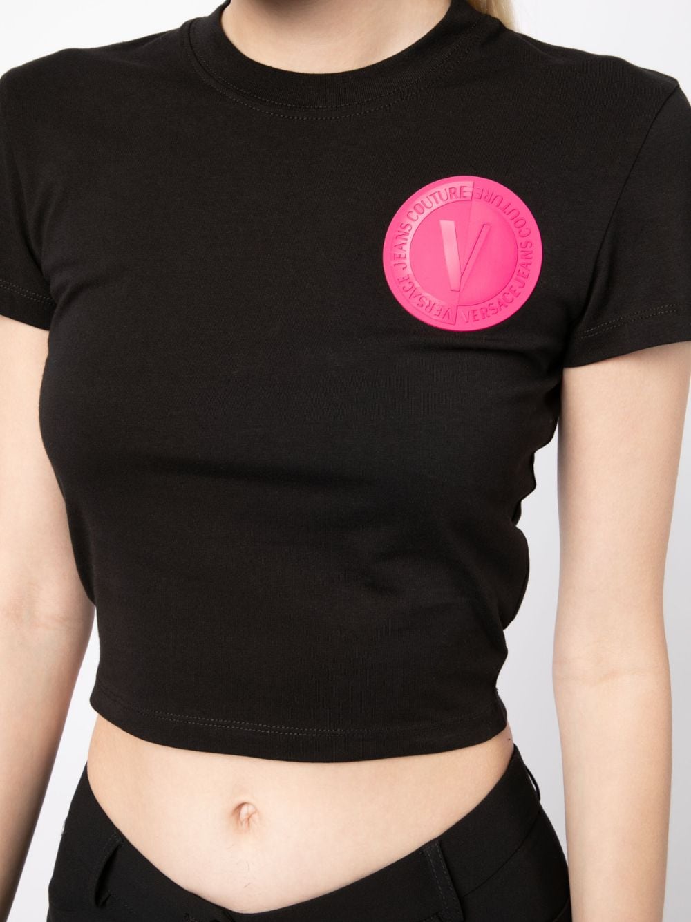 T-Shirt Crop V-Emblem patch logo | VERSACE JEANS COUTURE - Arianna Carofiglio